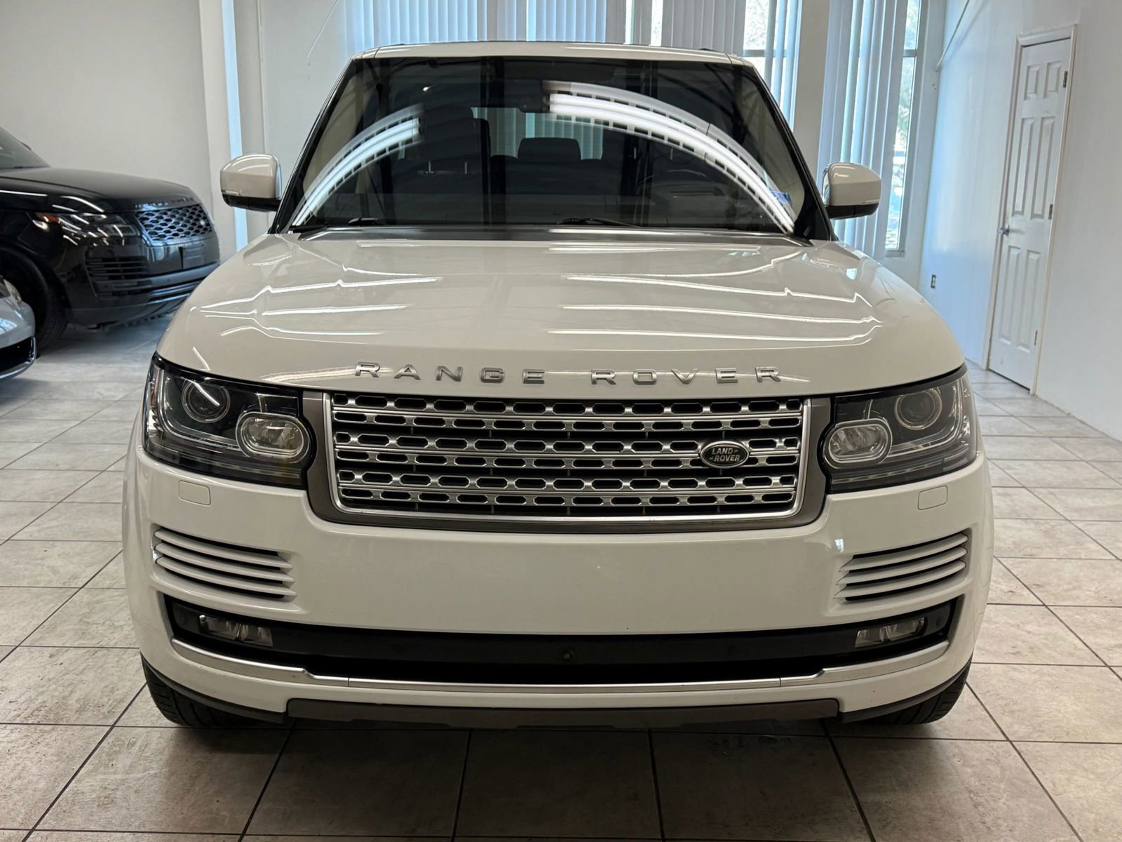 Used 2016 Land Rover Range Rover HSE image 2