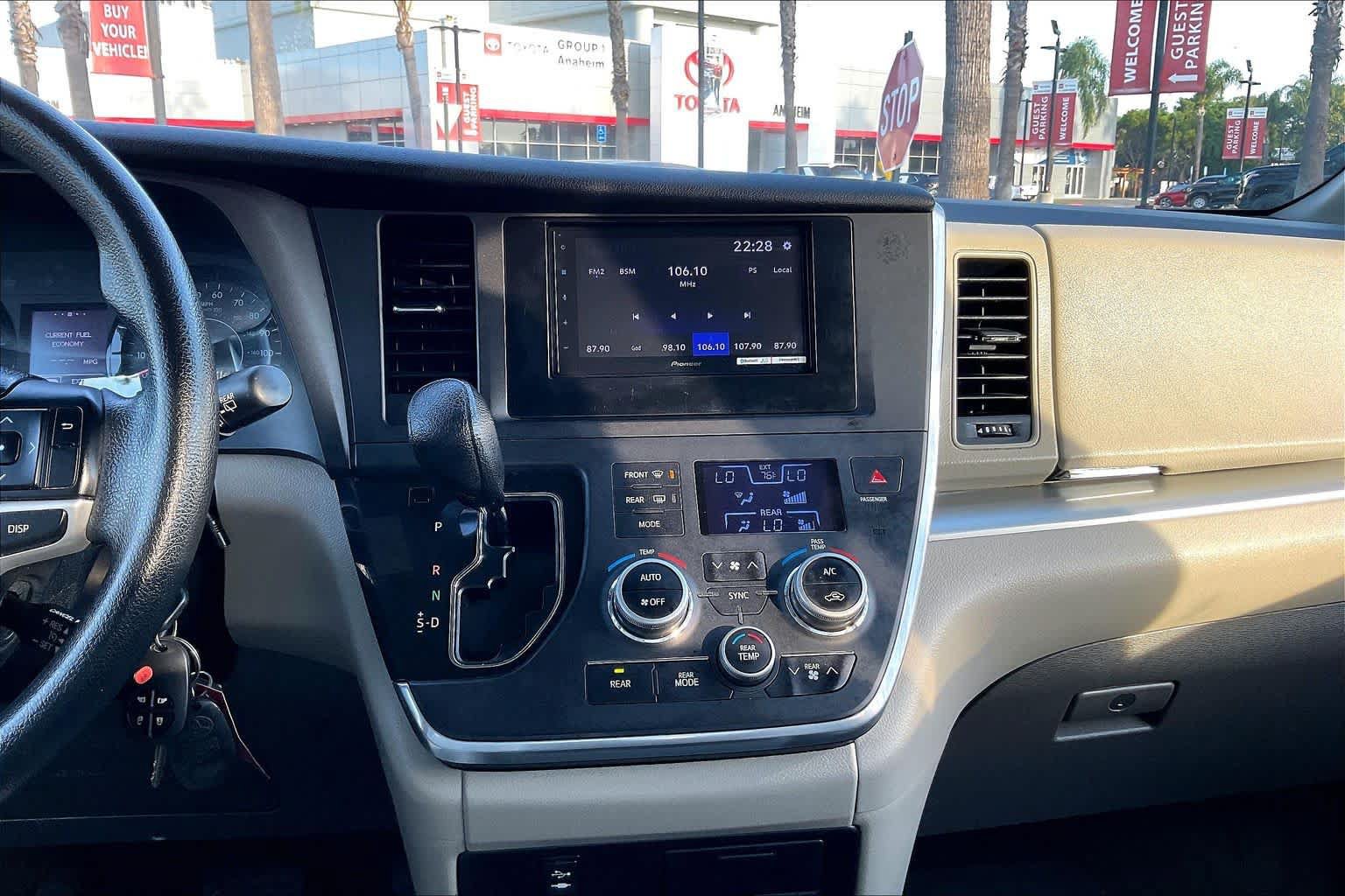 Used 2015 Toyota Sienna LE FWD image 34