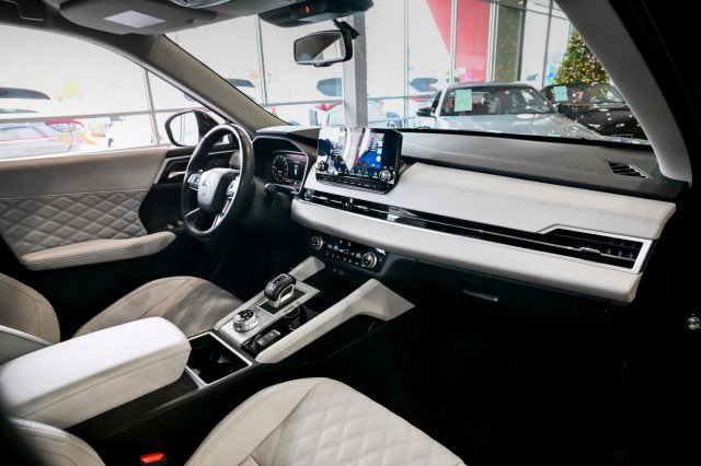 Used 2024 Mitsubishi Outlander SEL Black Edition image 30
