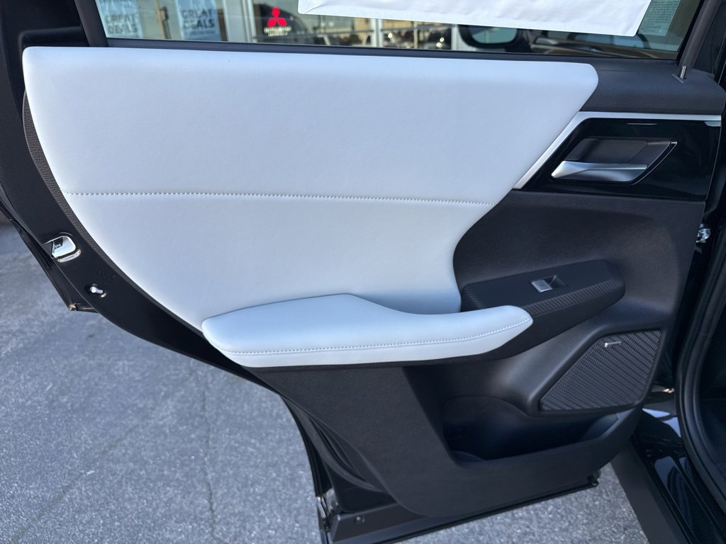 New 2025 Mitsubishi Outlander SE image 29