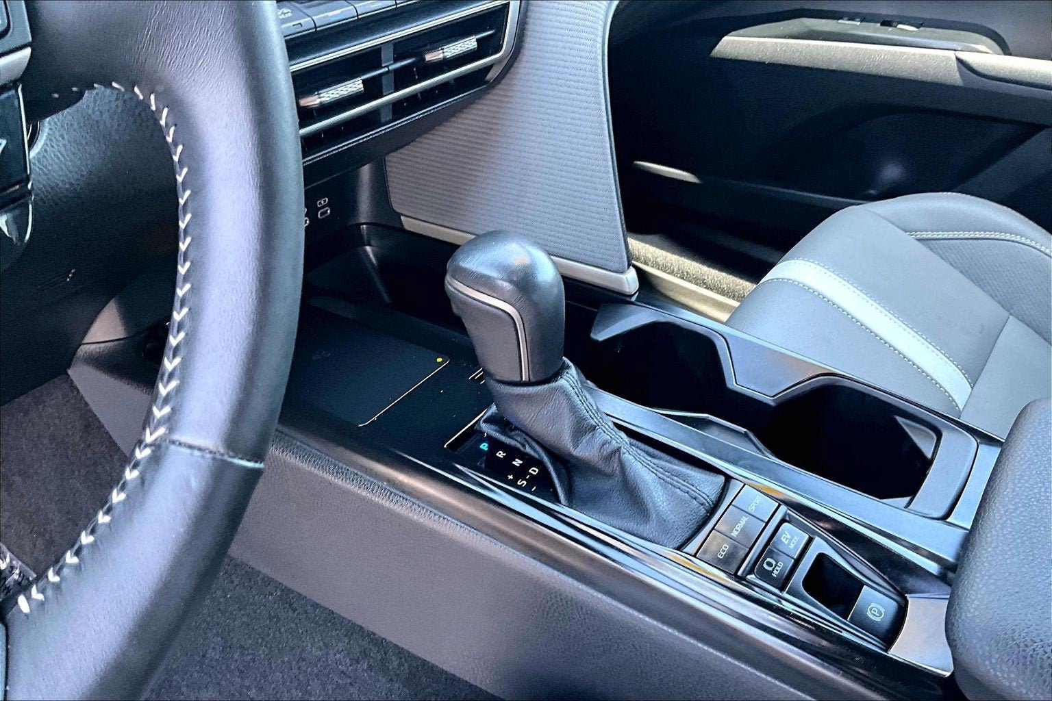 Used 2025 Toyota Camry SE w/ Convenience Package FWD image 16
