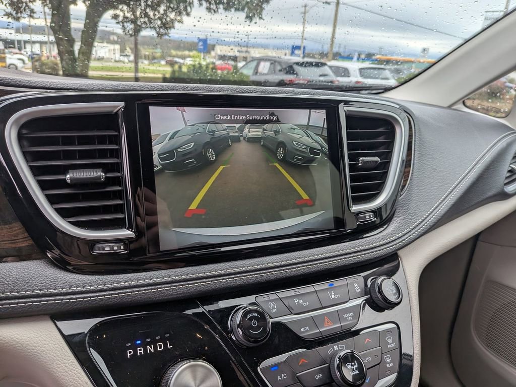 Used 2024 Chrysler Pacifica Limited image 18
