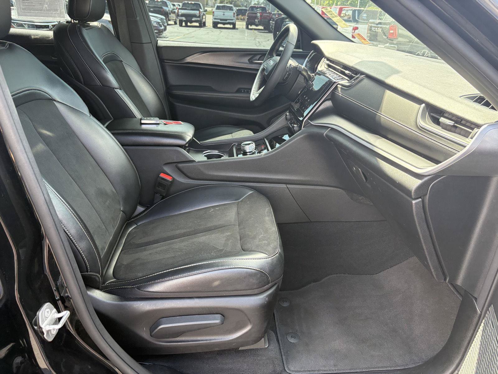 Used 2025 Jeep Grand Cherokee L Altitude AWD/4WD image 23