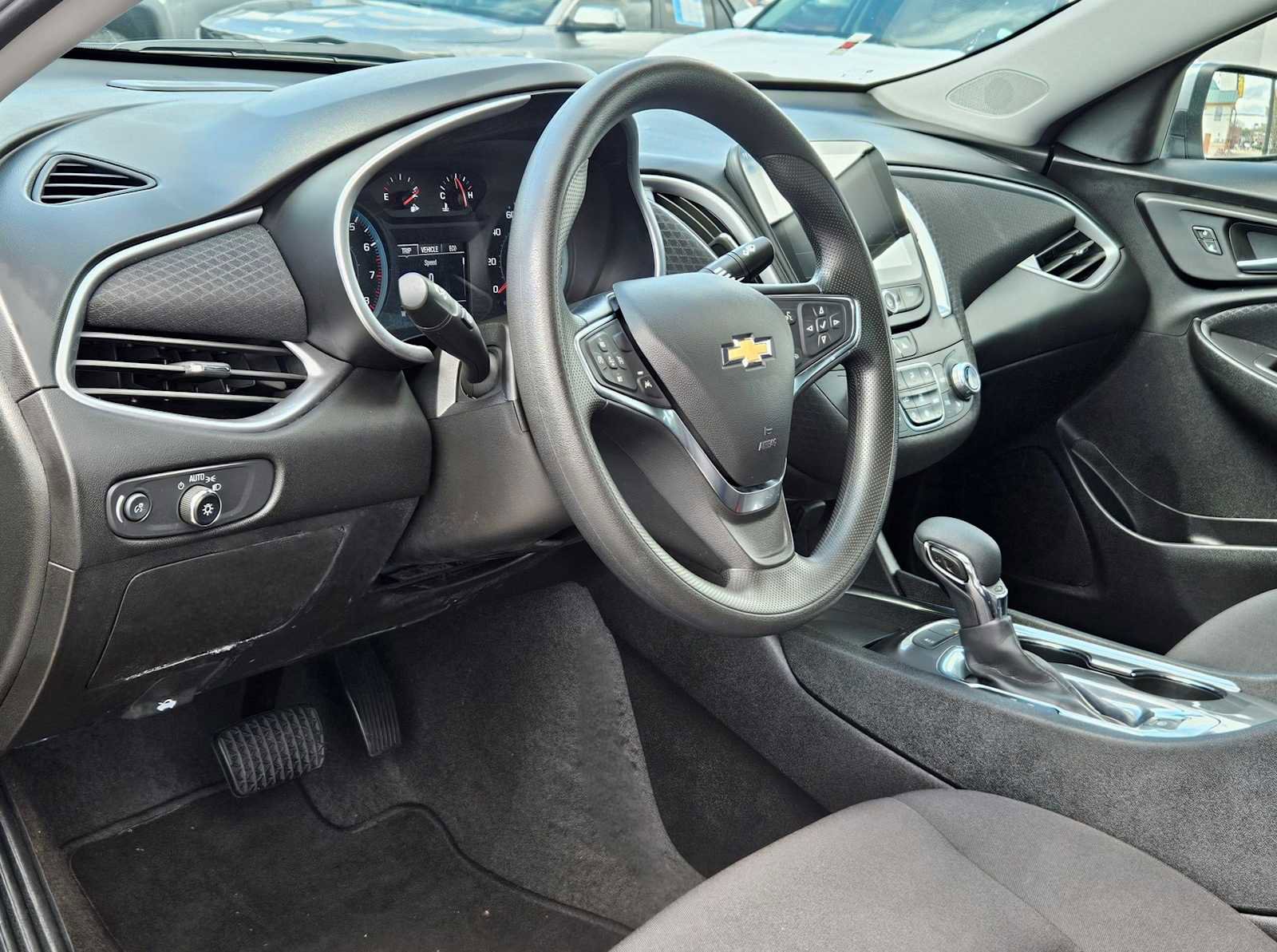 Used 2025 Chevrolet Malibu LT image 2