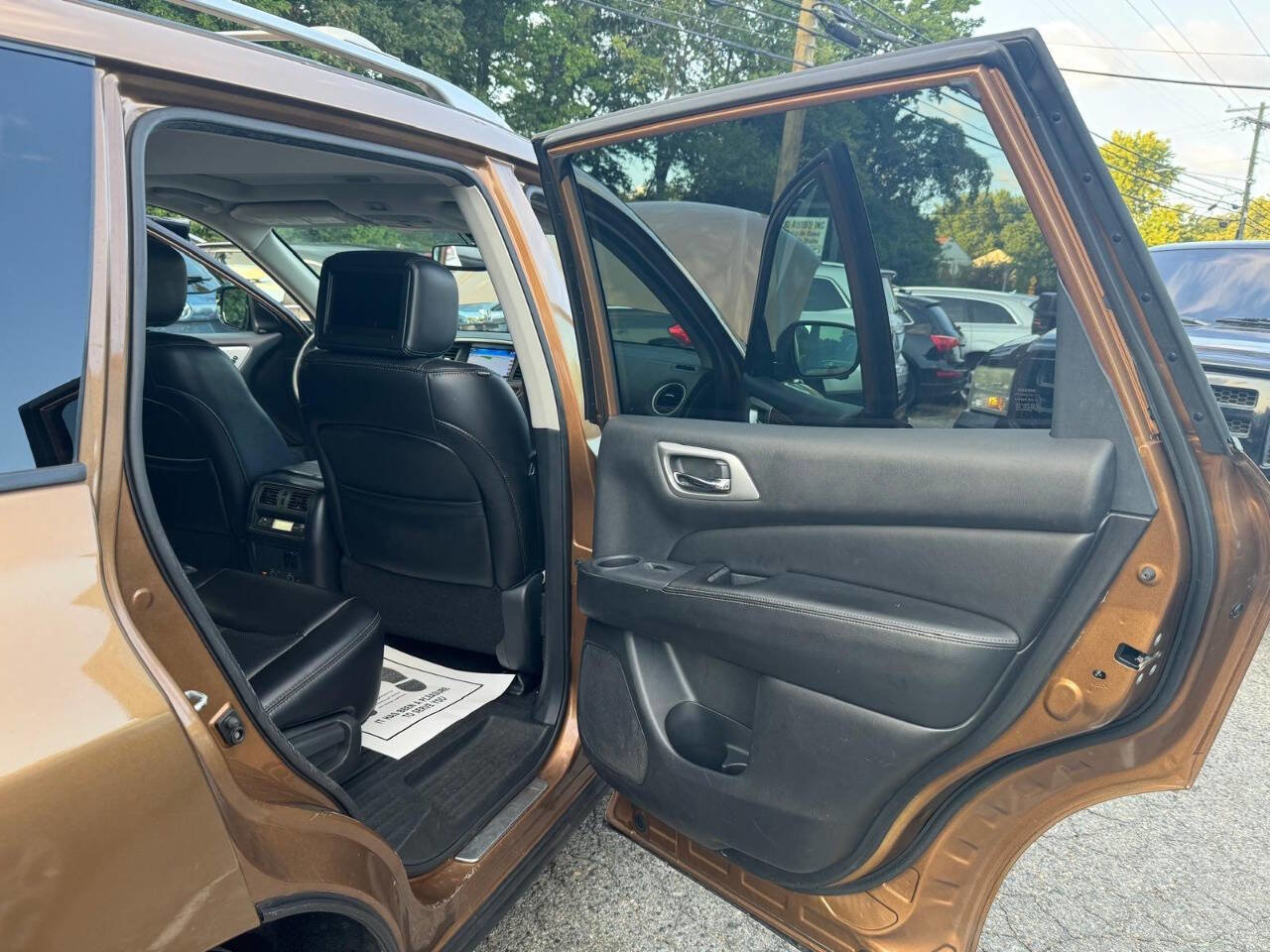 Used 2017 Nissan Pathfinder Platinum w/ Family Entertainment Package image 13