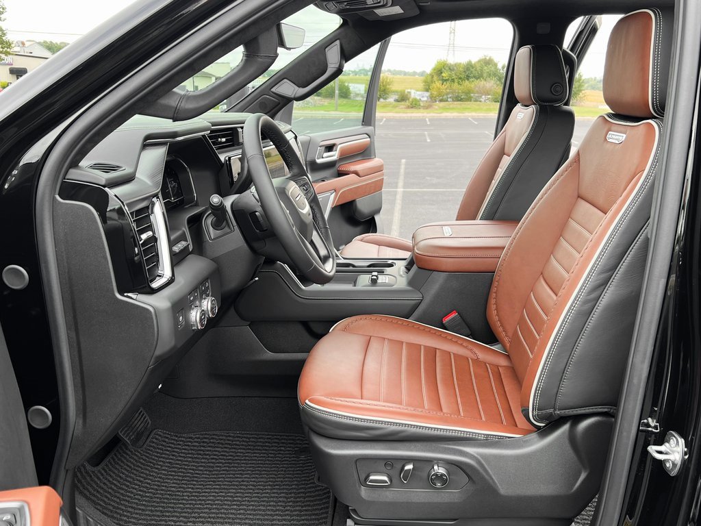 Used 2025 GMC Sierra 3500 Denali Ultimate image 3