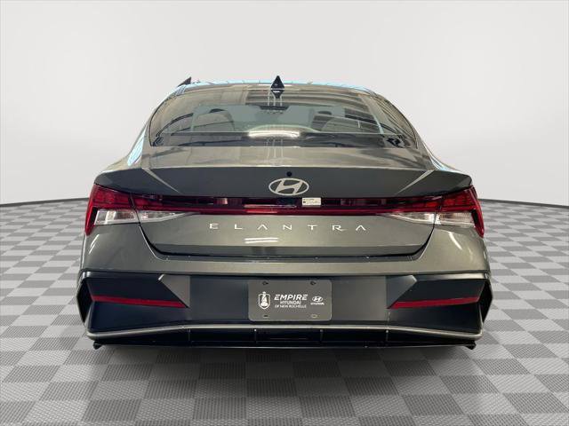Certified 2025 Hyundai Elantra SEL w/ Cargo Package FWD image 5