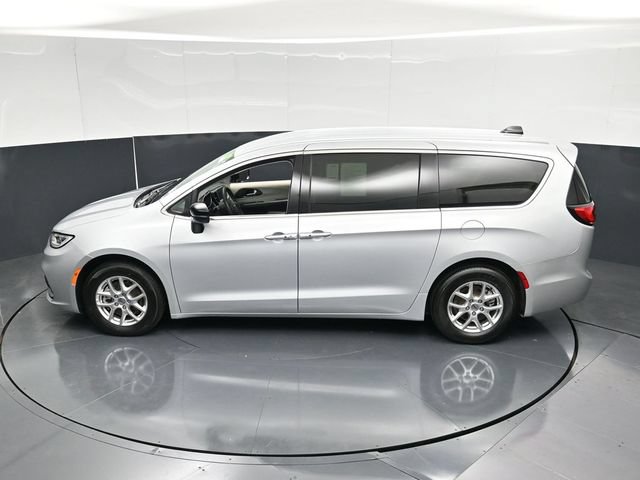 Certified 2024 Chrysler Pacifica Touring-L FWD image 51