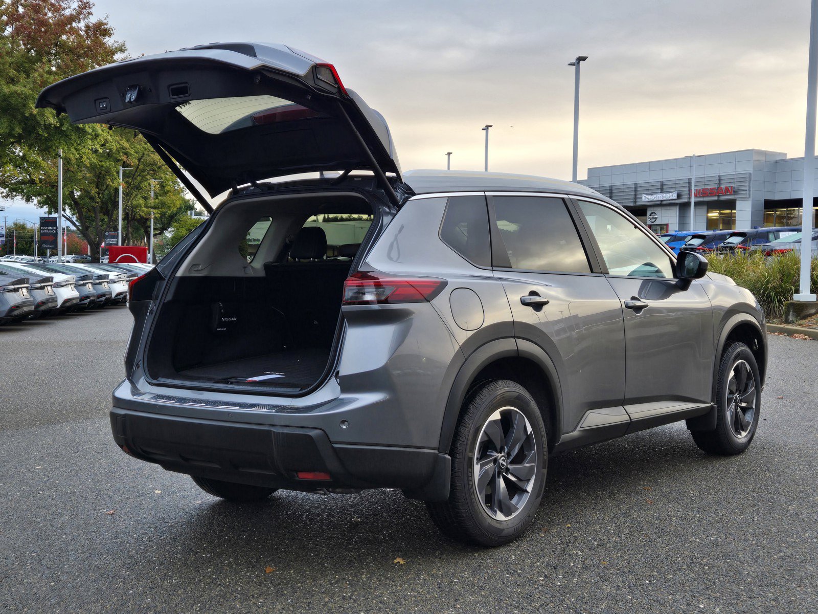 Used 2024 Nissan Rogue SV w/ SV Premium Package FWD image 8