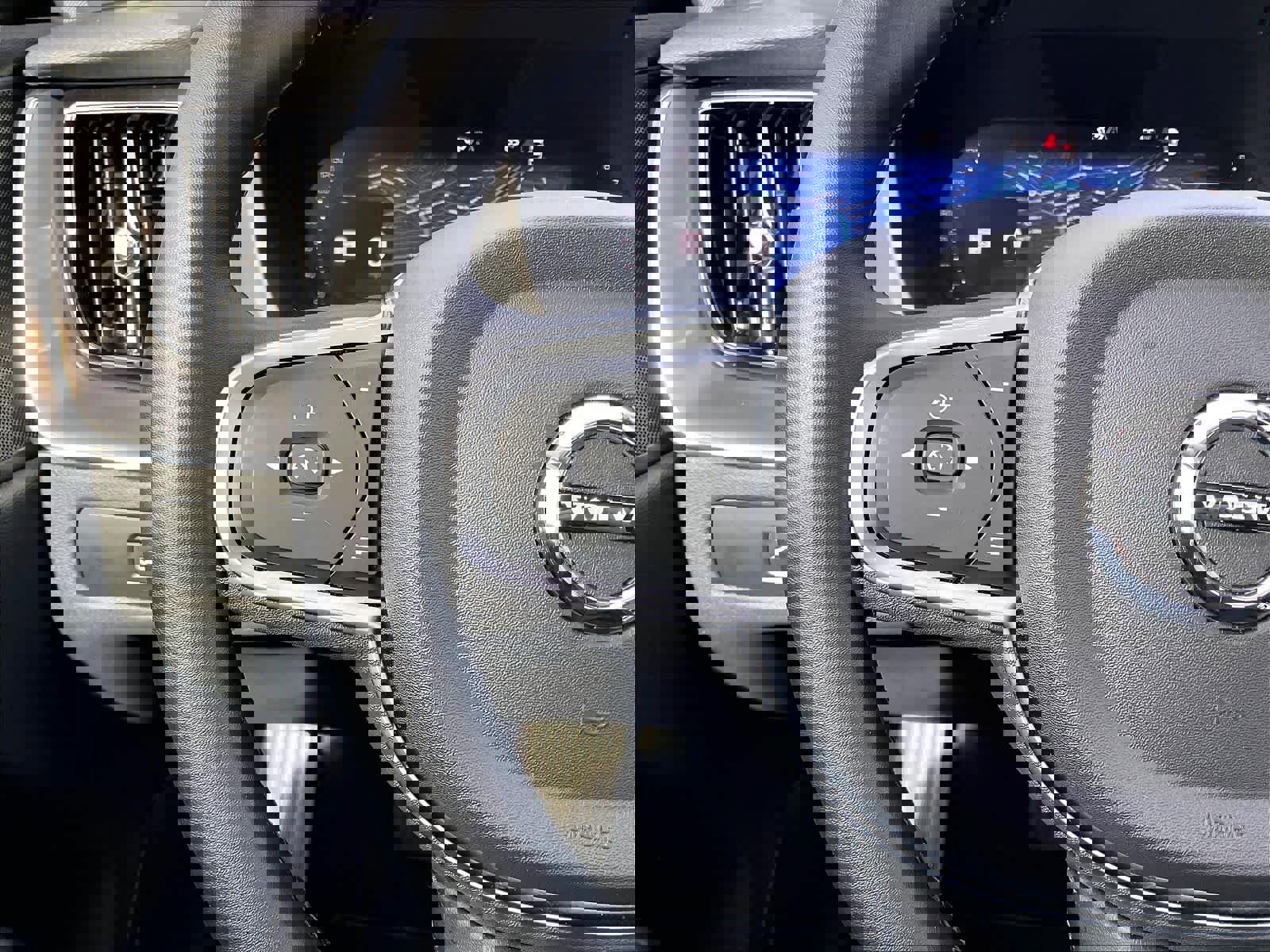 Used 2025 Volvo XC60 B5 Core image 21