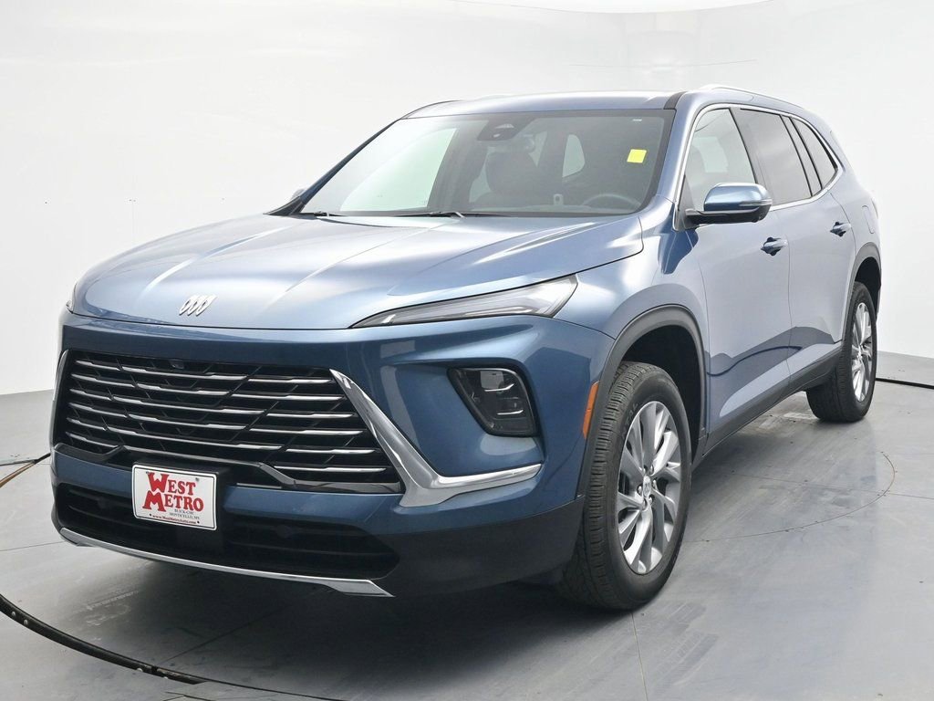 Used 2025 Buick Enclave Preferred AWD/4WD image 2