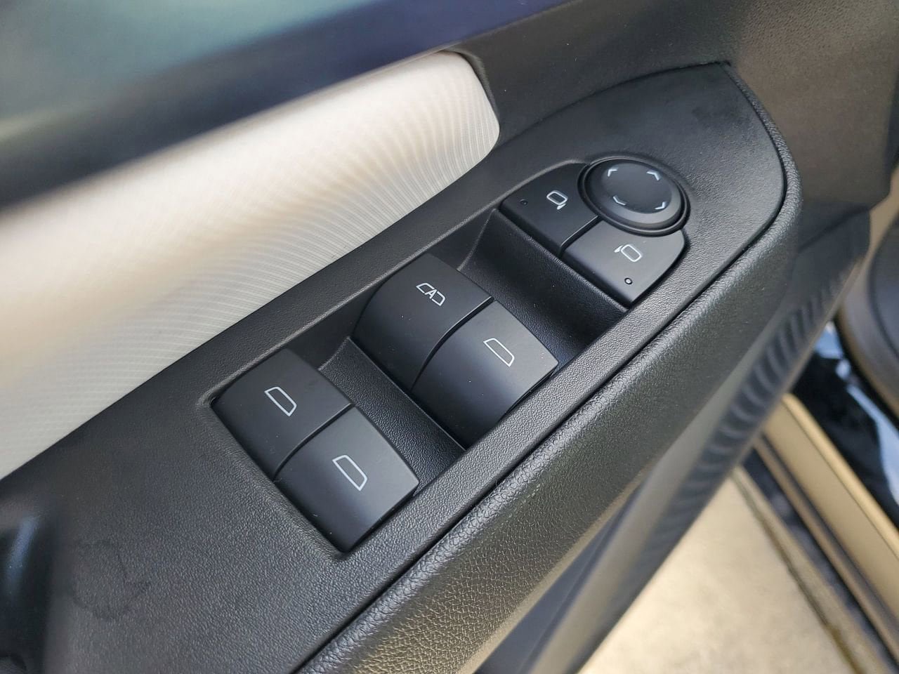 New 2025 Chevrolet Equinox EV LT FWD image 15