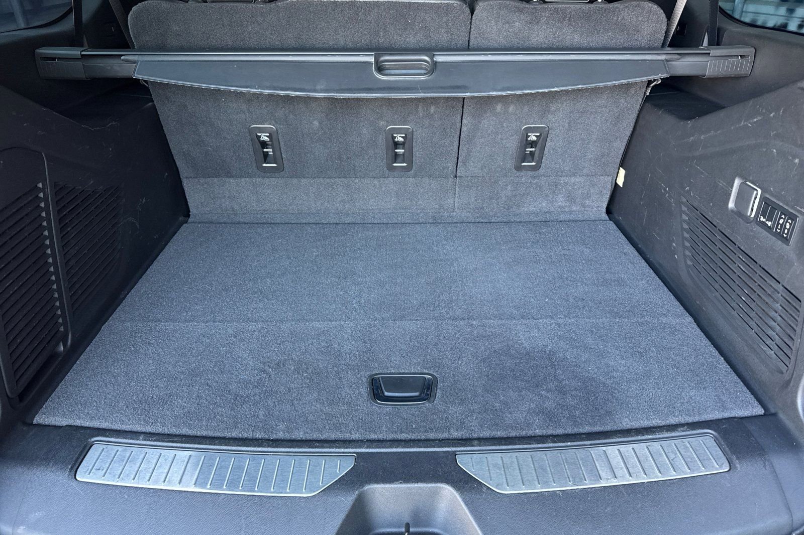 Used 2021 GMC Yukon XL Denali w/ Denali Premium Package image 17