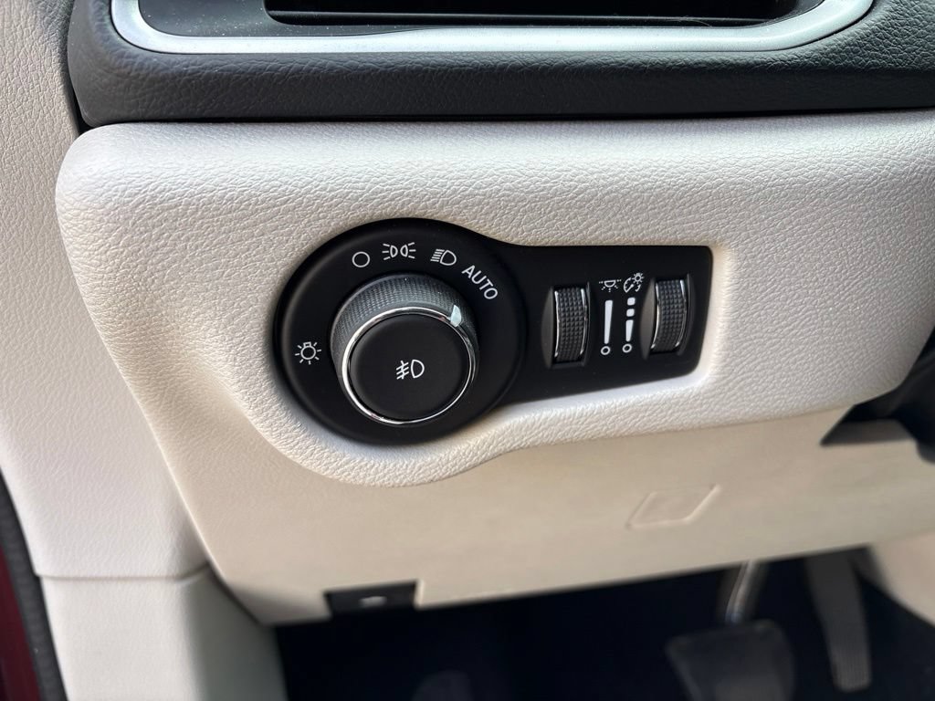 Used 2018 Chrysler Pacifica Touring Plus FWD image 13