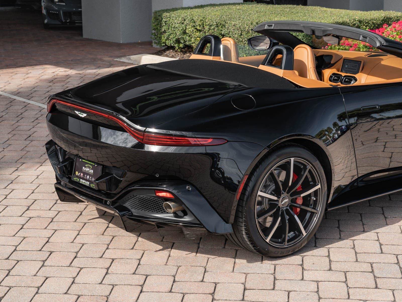 Used 2021 Aston Martin V8 Vantage Roadster RWD image 3