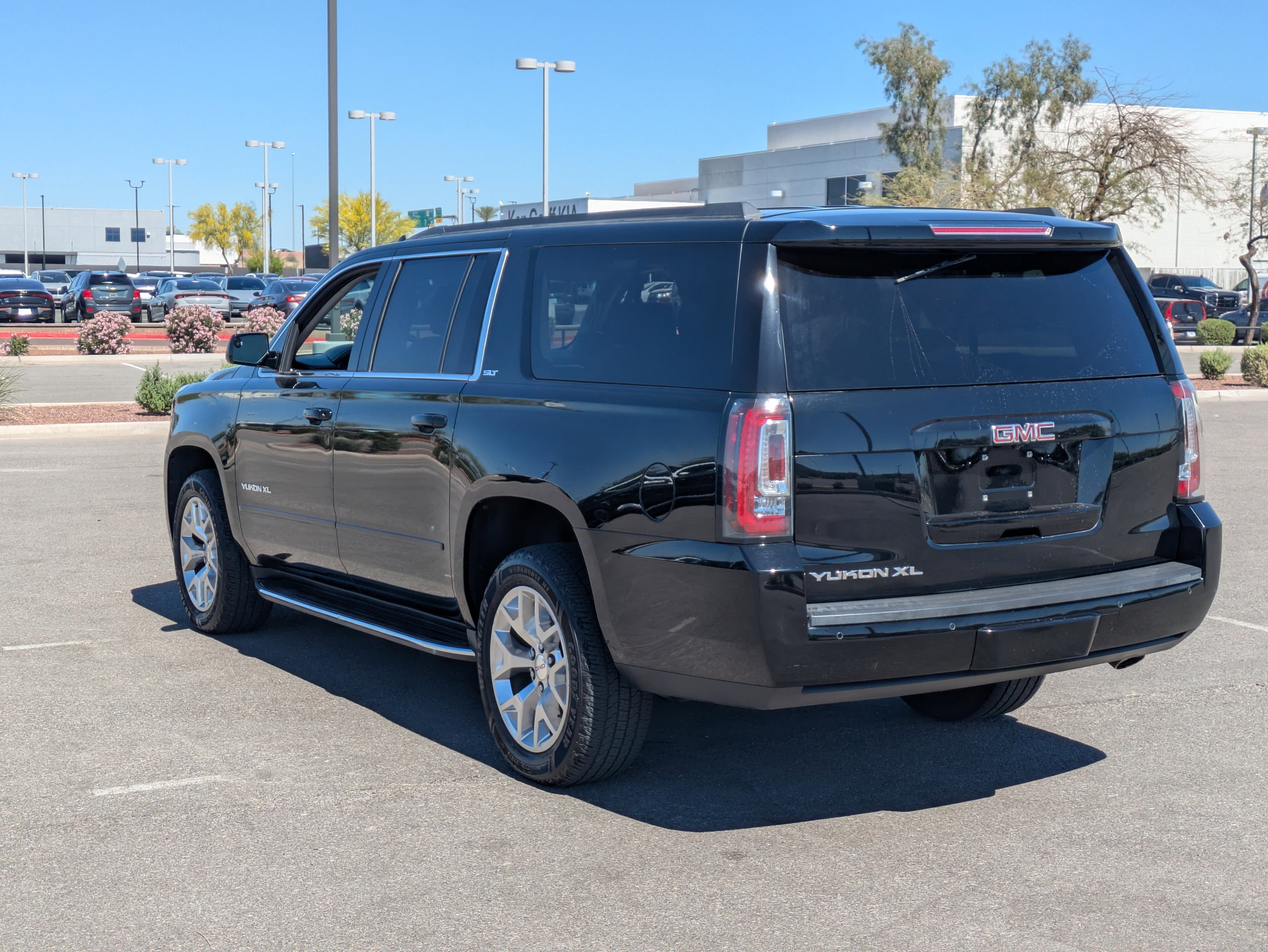 Used 2019 GMC Yukon XL SLT image 3
