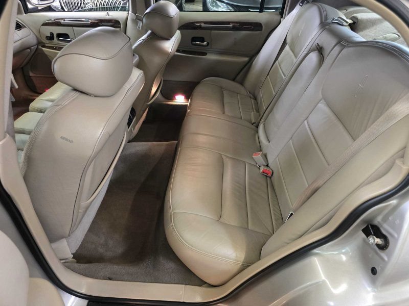 Used 2001 Lincoln Town Car Executive RWD image 8