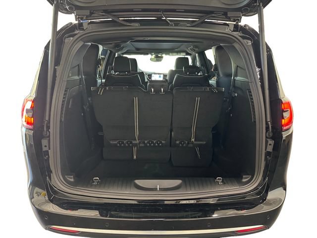 New 2027 Chrysler Pacifica Limited w/ Trailer Tow Group FWD image 16