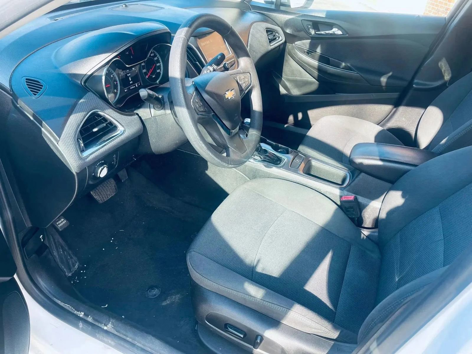 Used 2018 Chevrolet Cruze LT w/ Convenience Package image 3