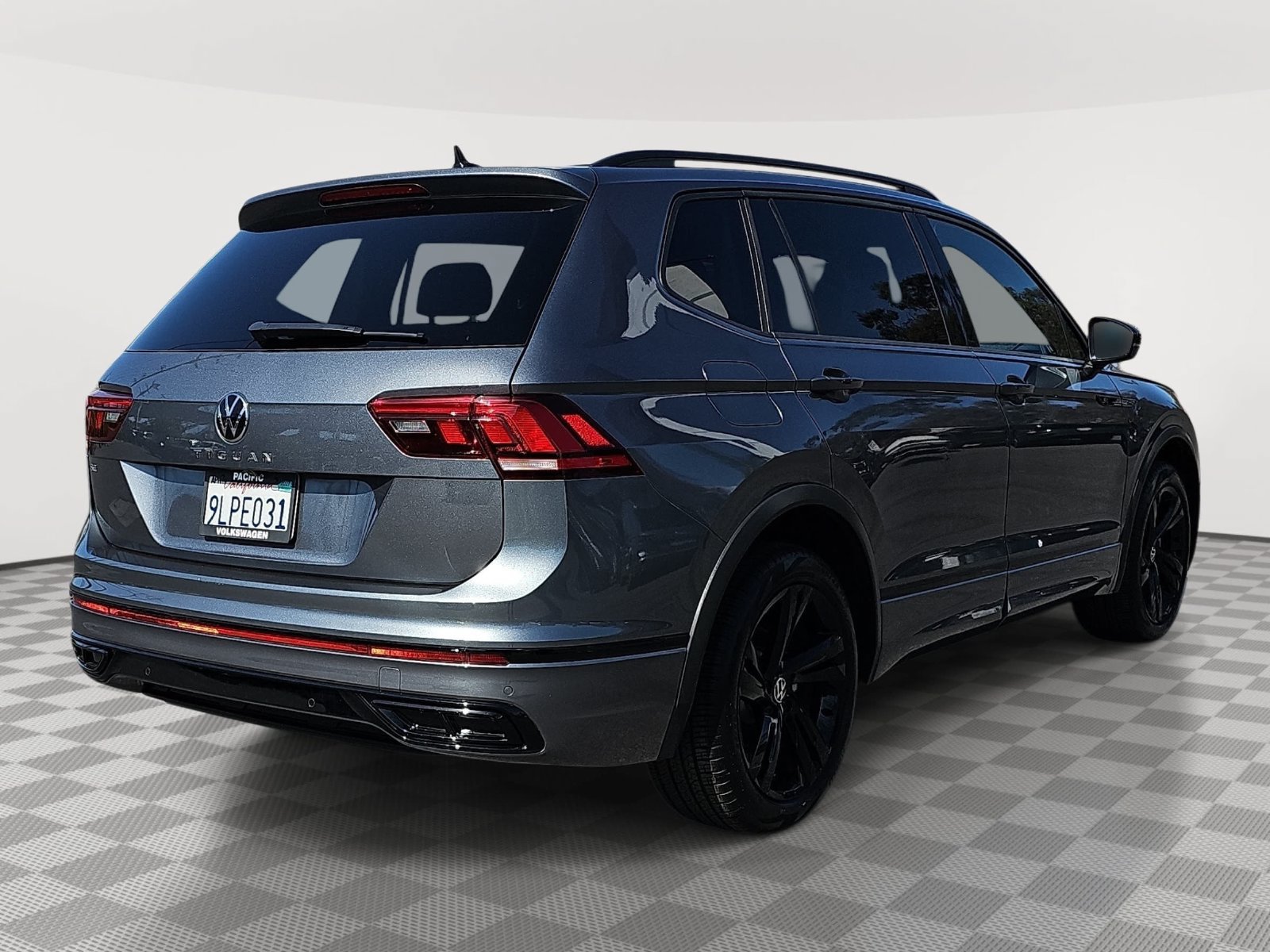 Certified 2024 Volkswagen Tiguan SE R-Line FWD image 5