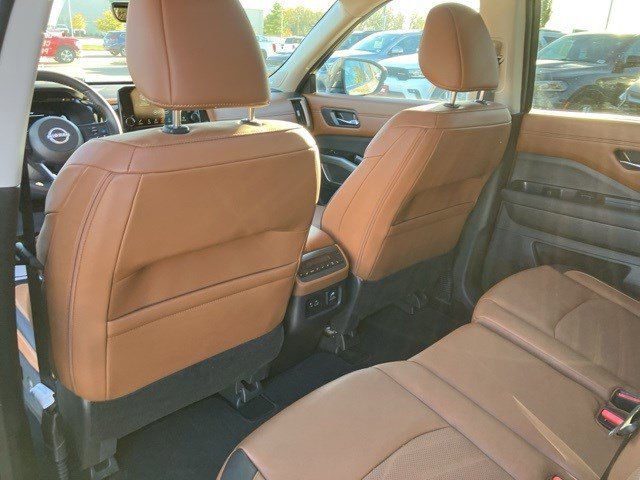 Used 2024 Nissan Pathfinder Platinum w/ Cargo Package image 25