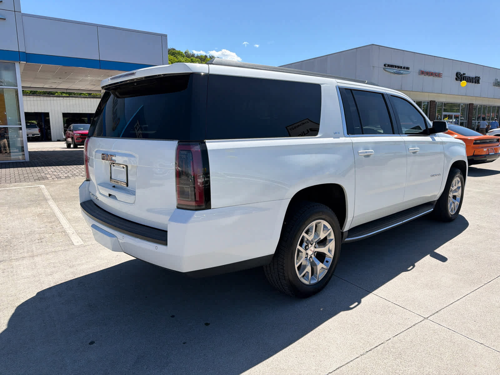 Used 2017 GMC Yukon XL SLT w/ Open Road Package AWD/4WD image 6