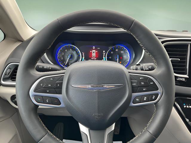 Used 2024 Chrysler Pacifica Touring-L FWD image 14