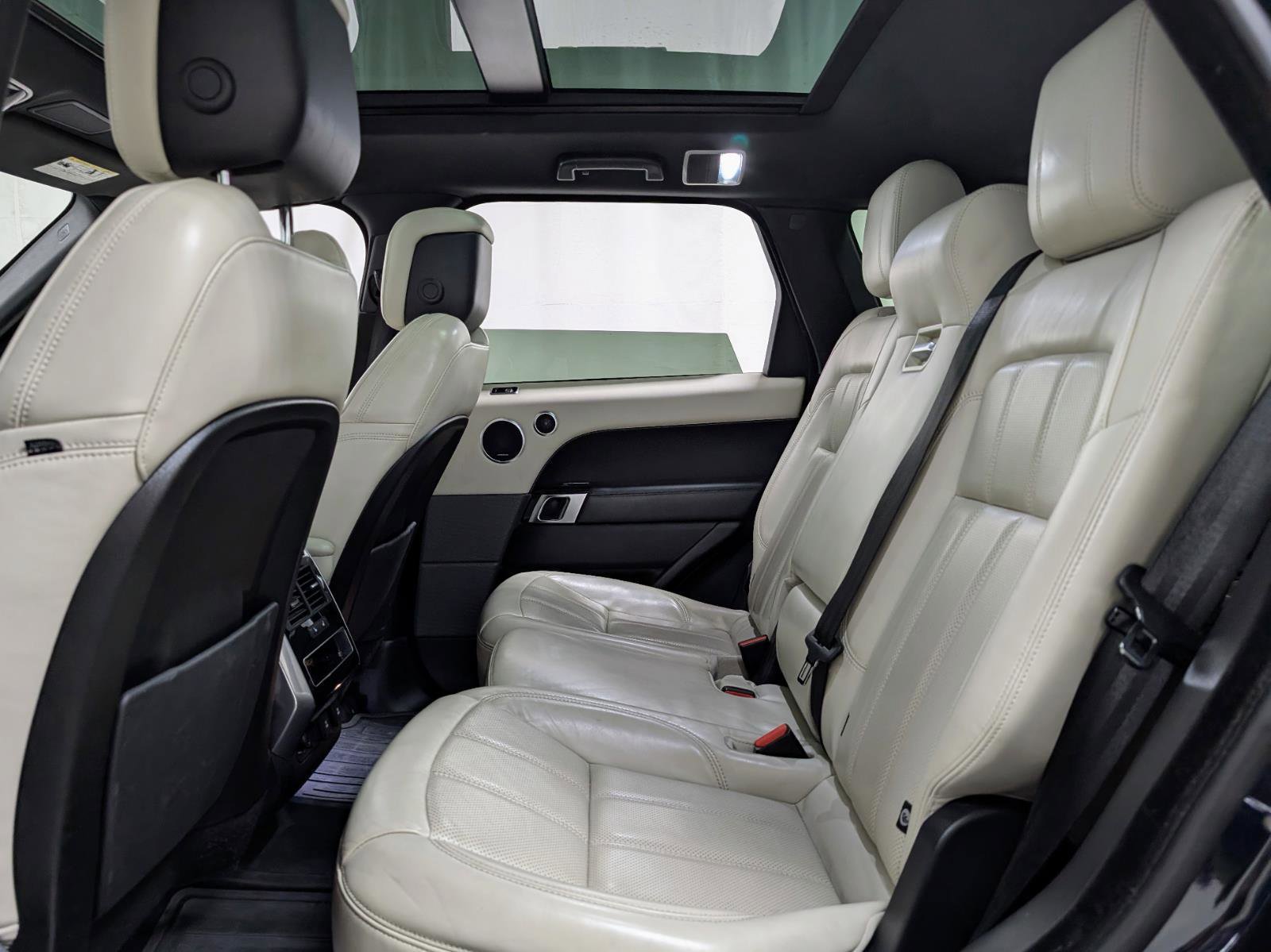 Used 2020 Land Rover Range Rover Sport HSE image 18