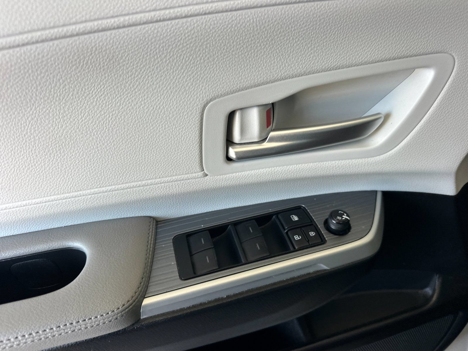 Used 2025 Toyota Sienna XLE FWD image 10