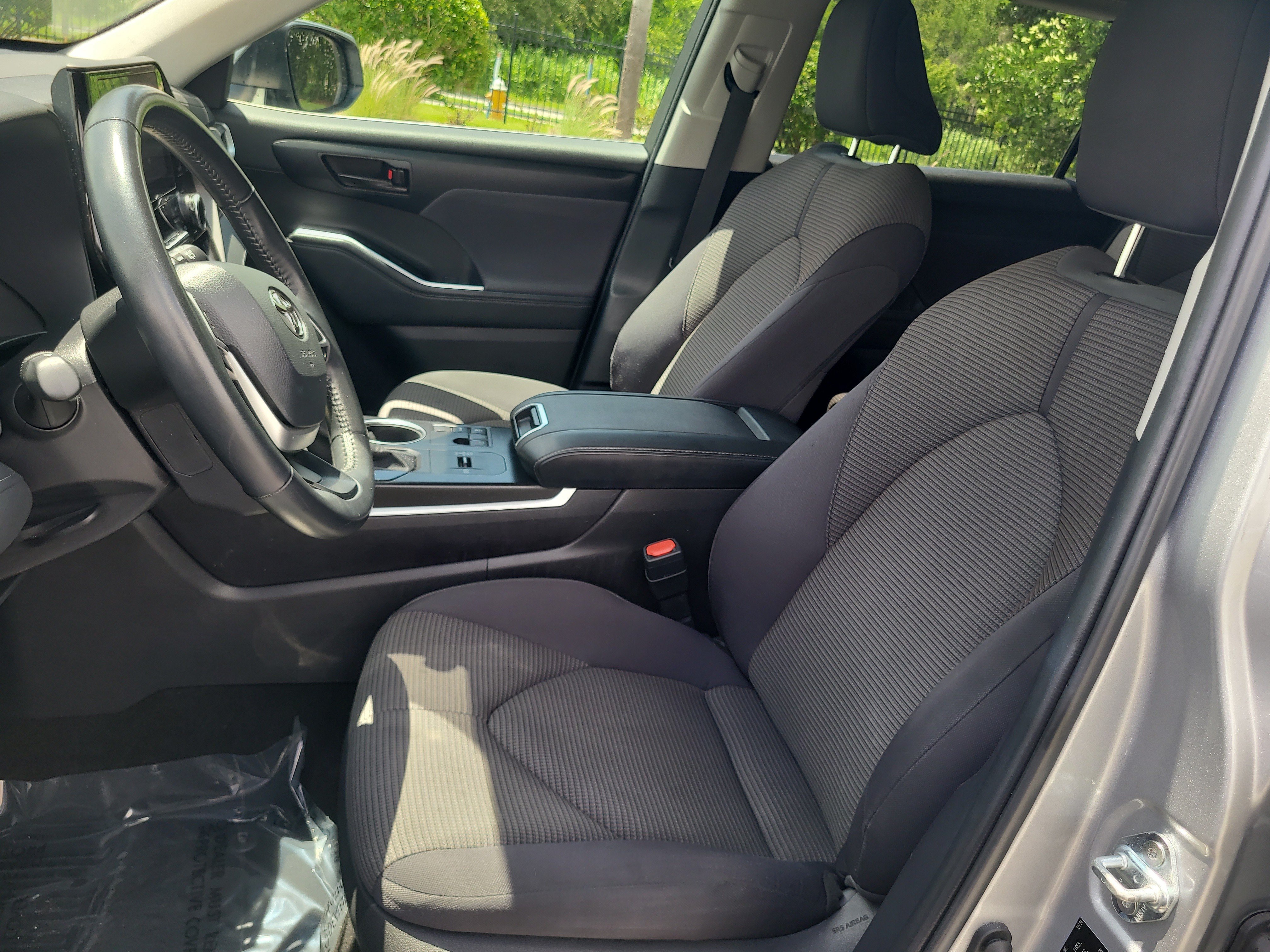 Used 2025 Toyota Highlander LE FWD image 21