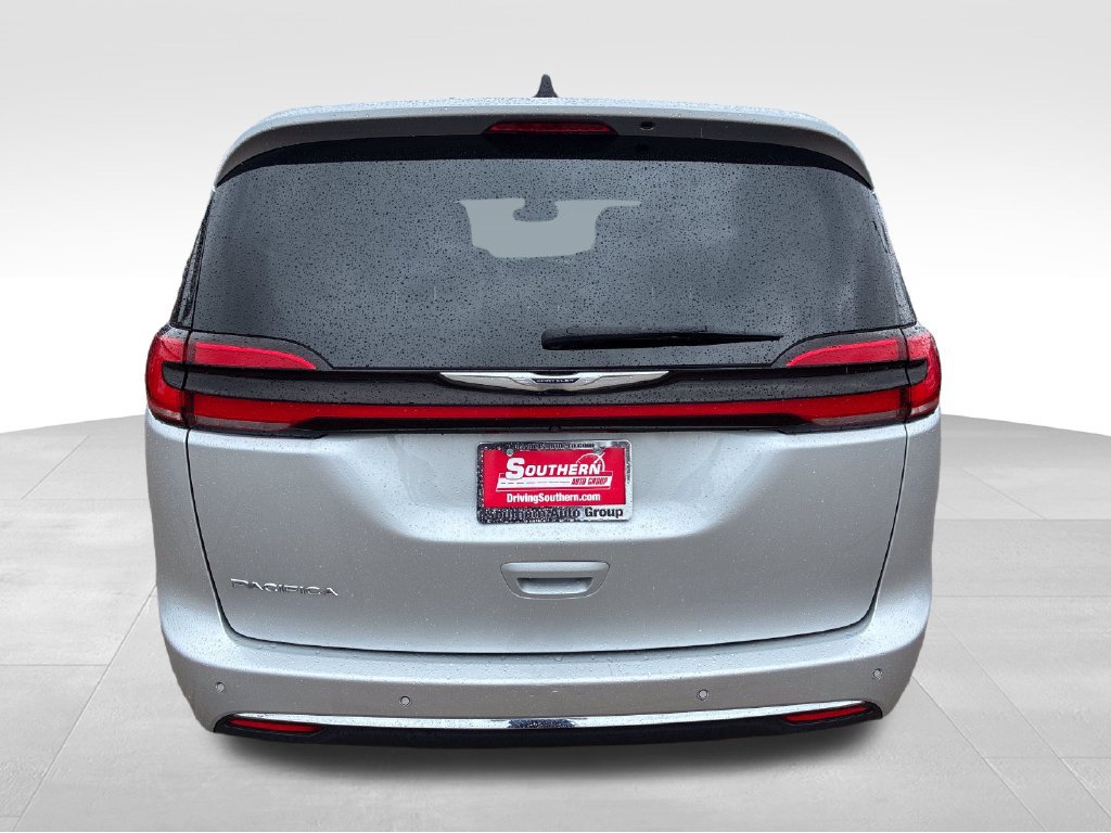 Used 2024 Chrysler Pacifica Touring-L FWD image 4