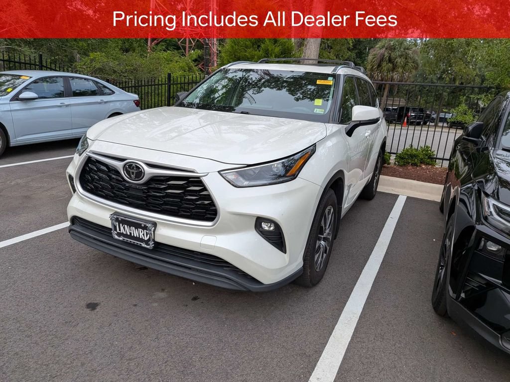 Used 2021 Toyota Highlander XLE AWD/4WD image 4