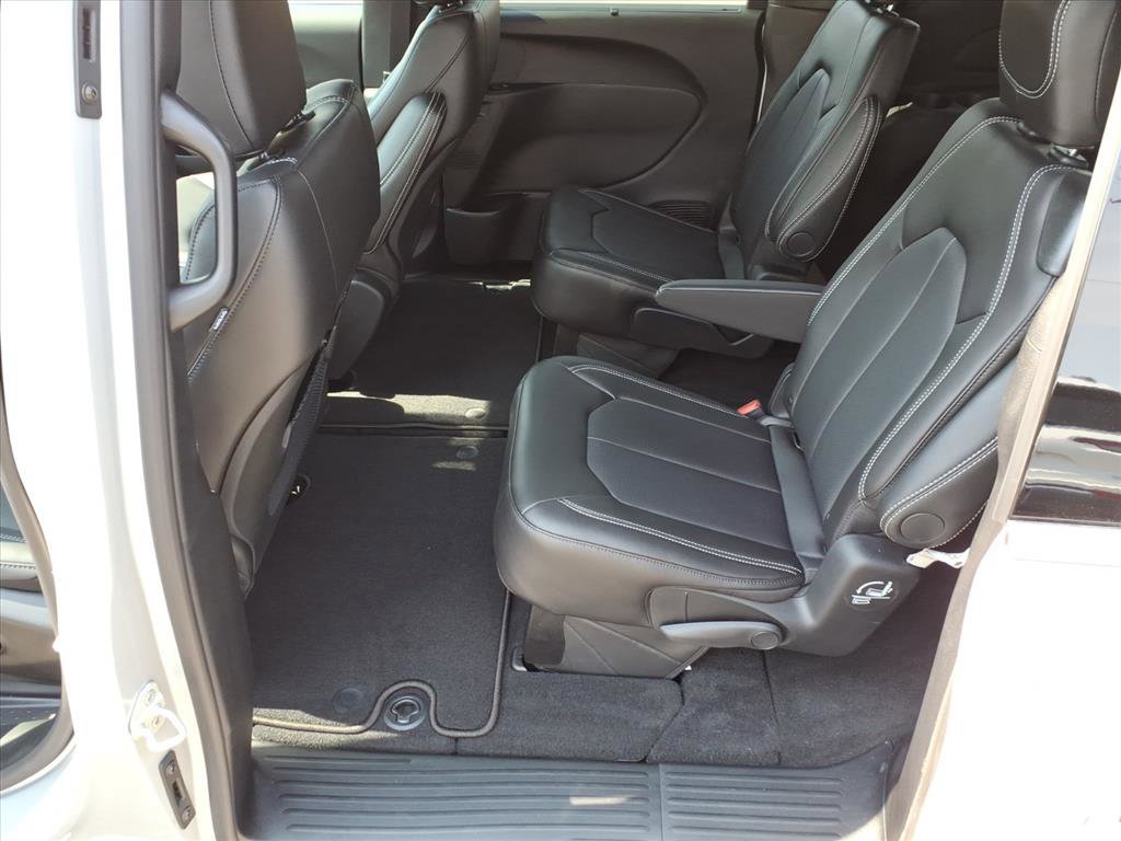 New 2026 Chrysler Pacifica Select image 12