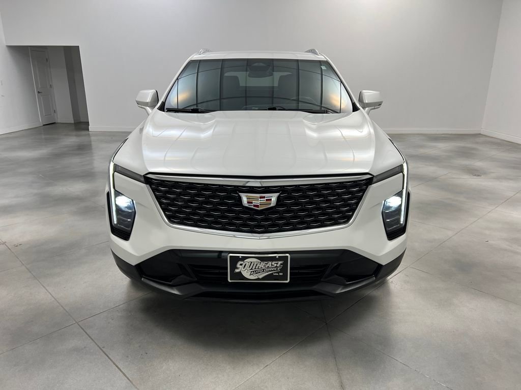 Used 2024 Cadillac XT4 Premium Luxury image 2