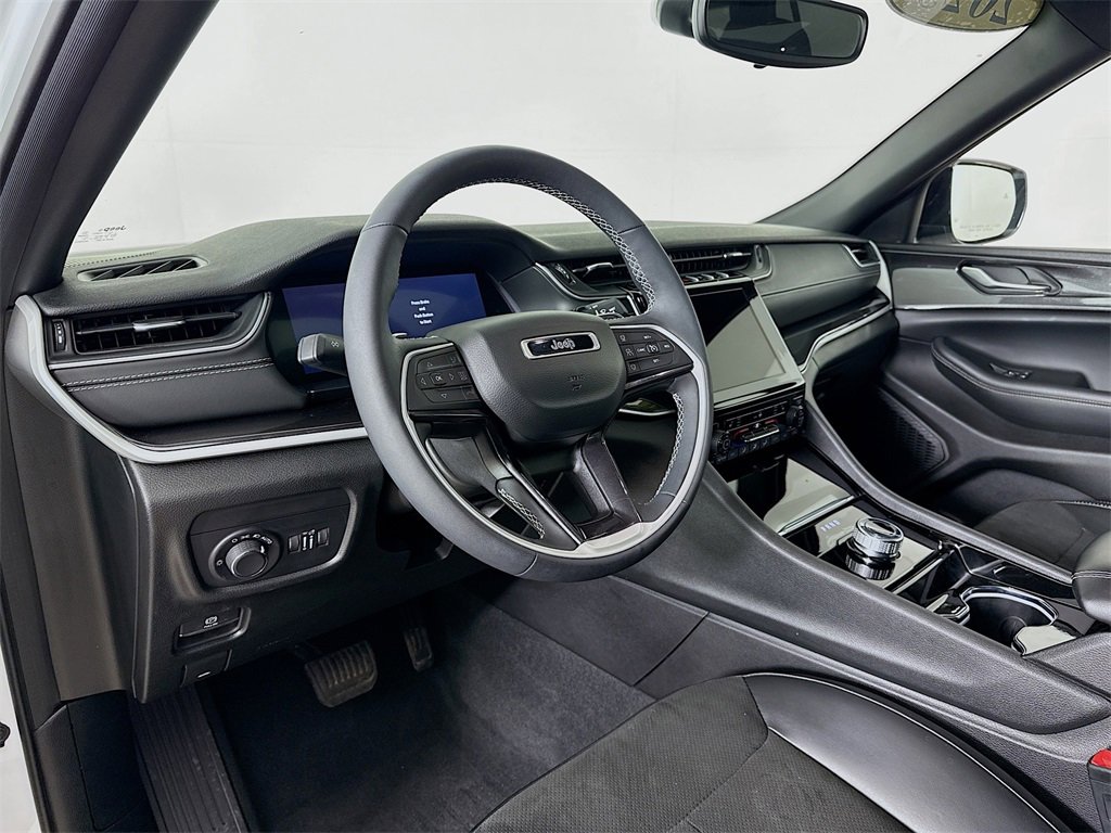 Used 2023 Jeep Grand Cherokee L Laredo image 13