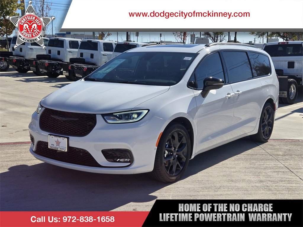 New 2026 Chrysler Pacifica Limited w/ Uconnect Theater Family Group