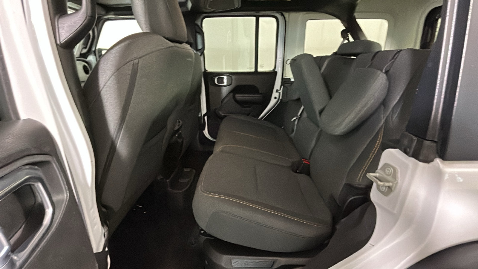 Used 2024 Jeep Wrangler Unlimited AWD/4WD image 31