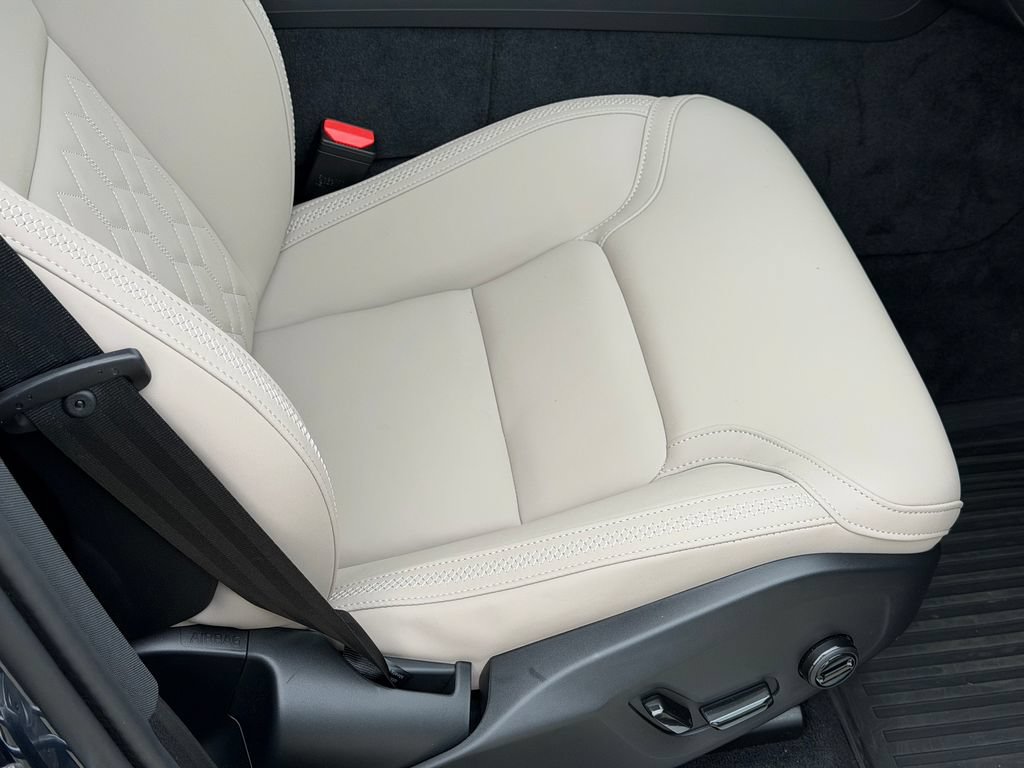 New 2026 Volvo XC60 T8 Plus w/ Protection Package Premier AWD/4WD image 8