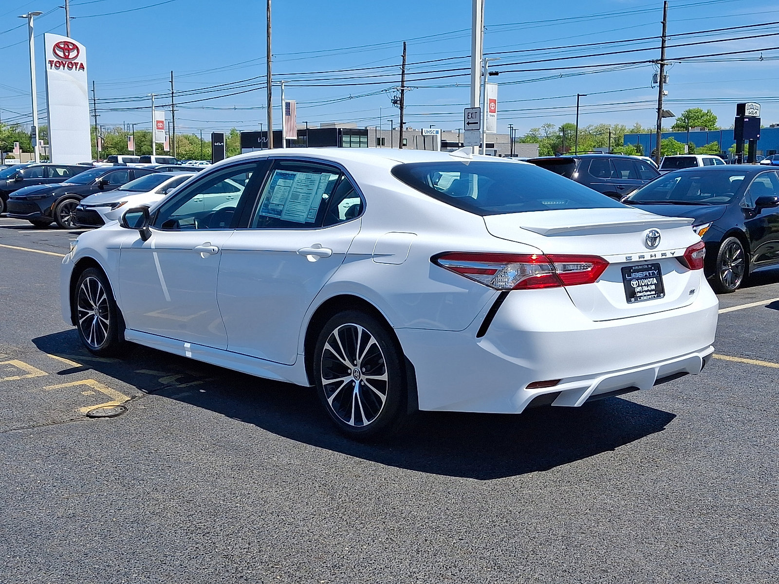 Used 2020 Toyota Camry SE FWD image 4