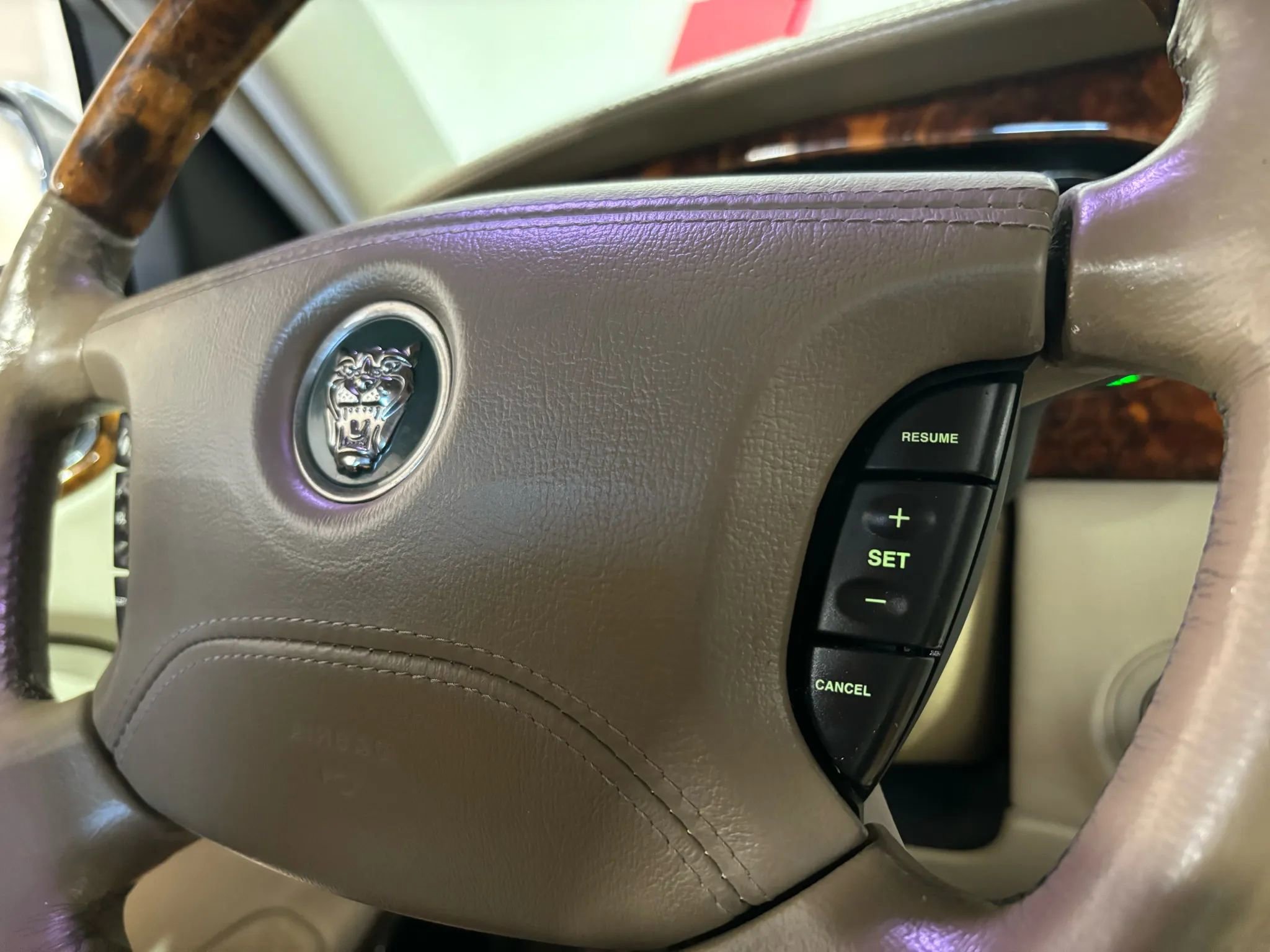 Used 2004 Jaguar XJ8 image 26