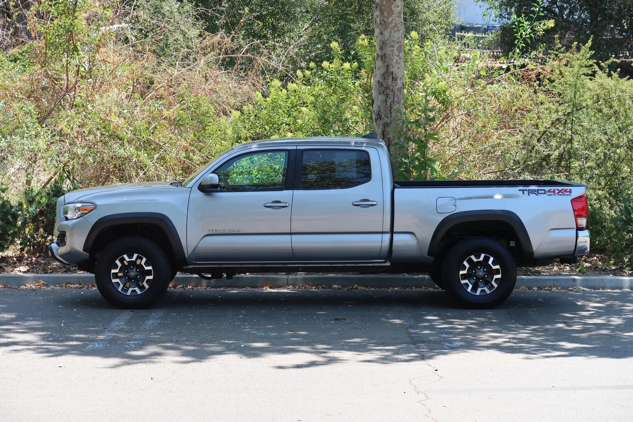 Used 2017 Toyota Tacoma TRD Off-Road w/ Tow Package AWD/4WD image 5