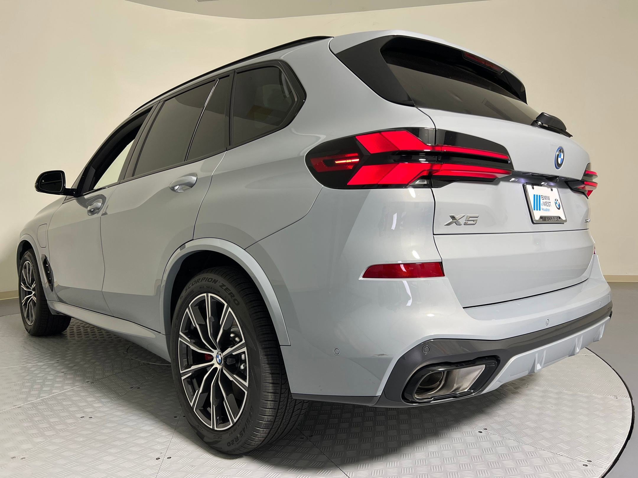 Used 2026 BMW X5 xDrive50e image 3