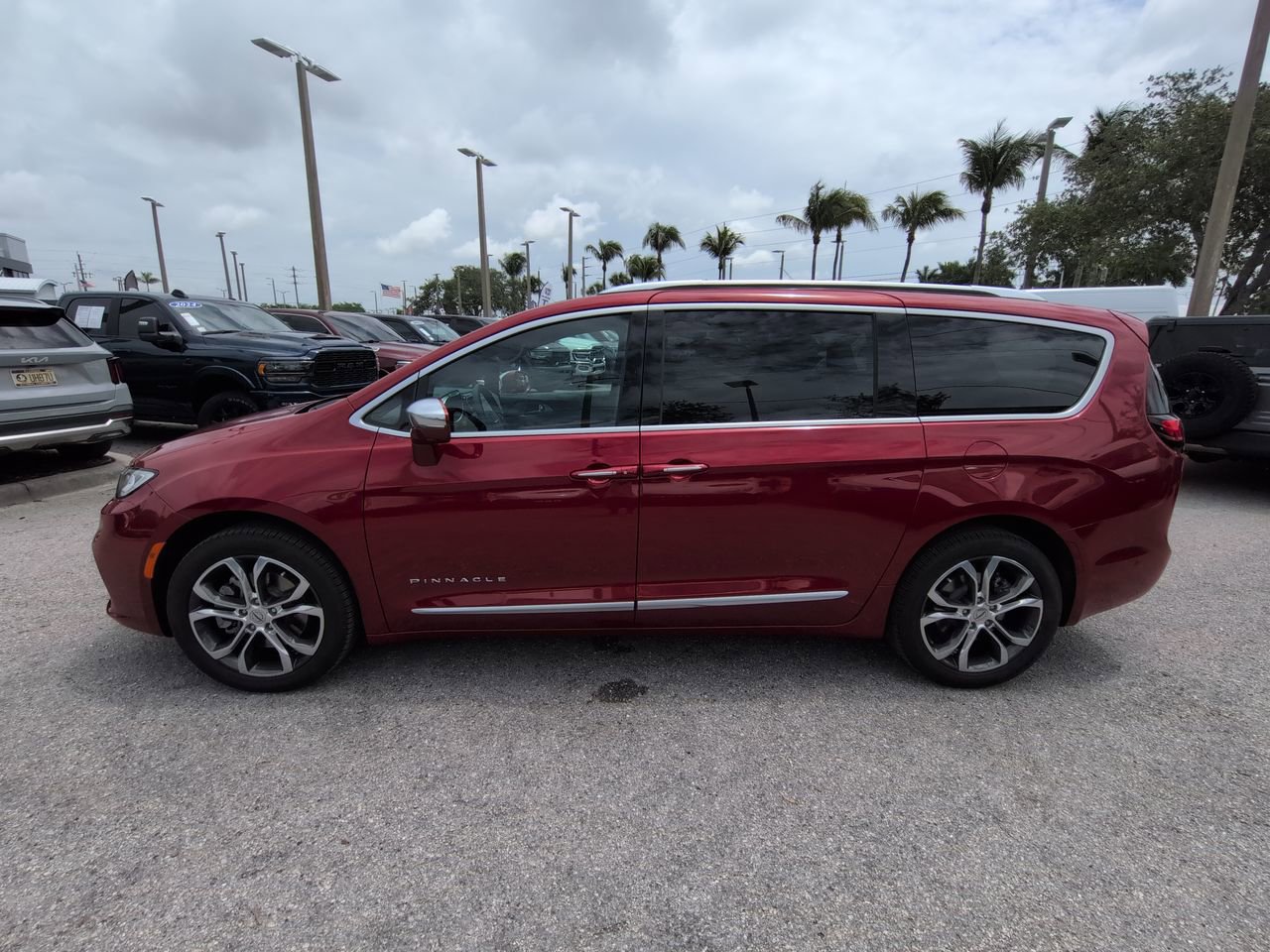 Used 2024 Chrysler Pacifica Pinnacle AWD/4WD image 8