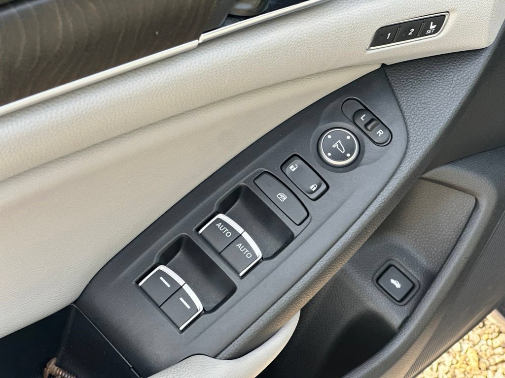Used 2018 Honda Accord Touring image 16