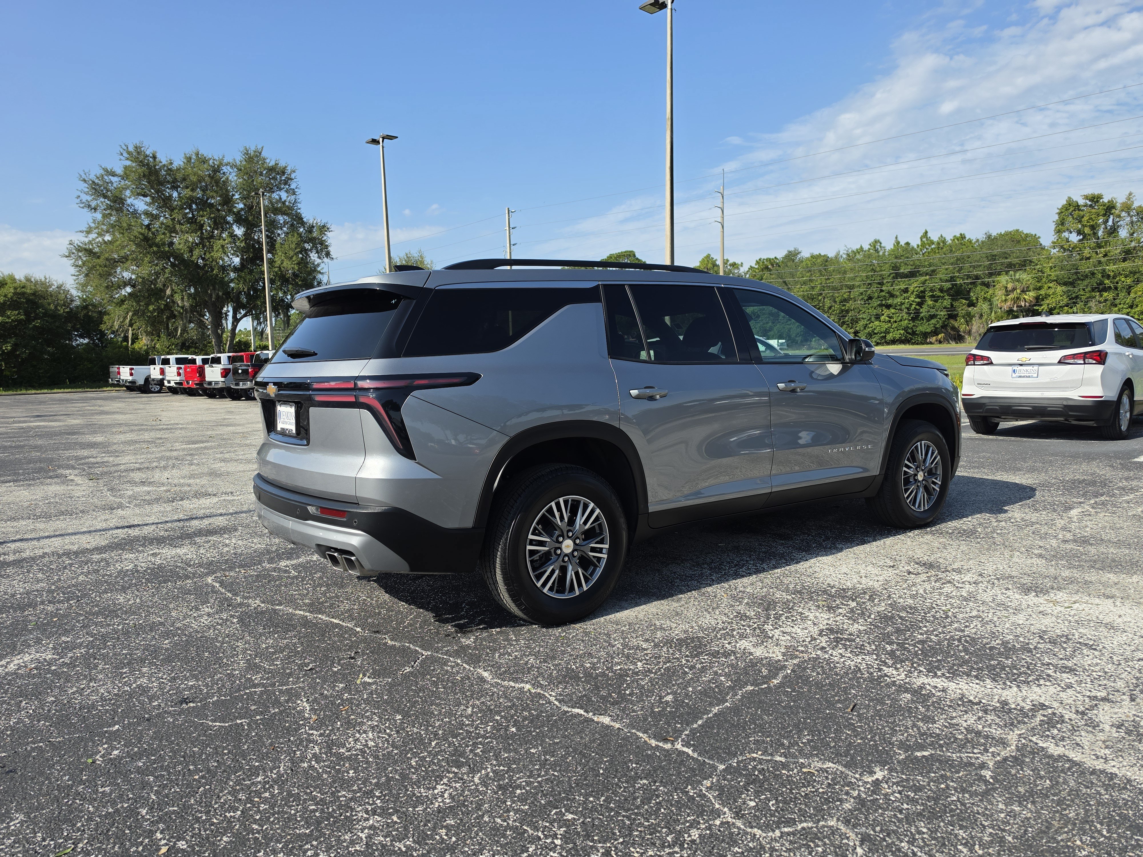 Used 2025 Chevrolet Traverse LT FWD image 4