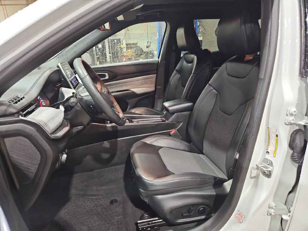 Used 2025 Jeep Compass Latitude w/ Sun & Sound Group AWD/4WD image 25