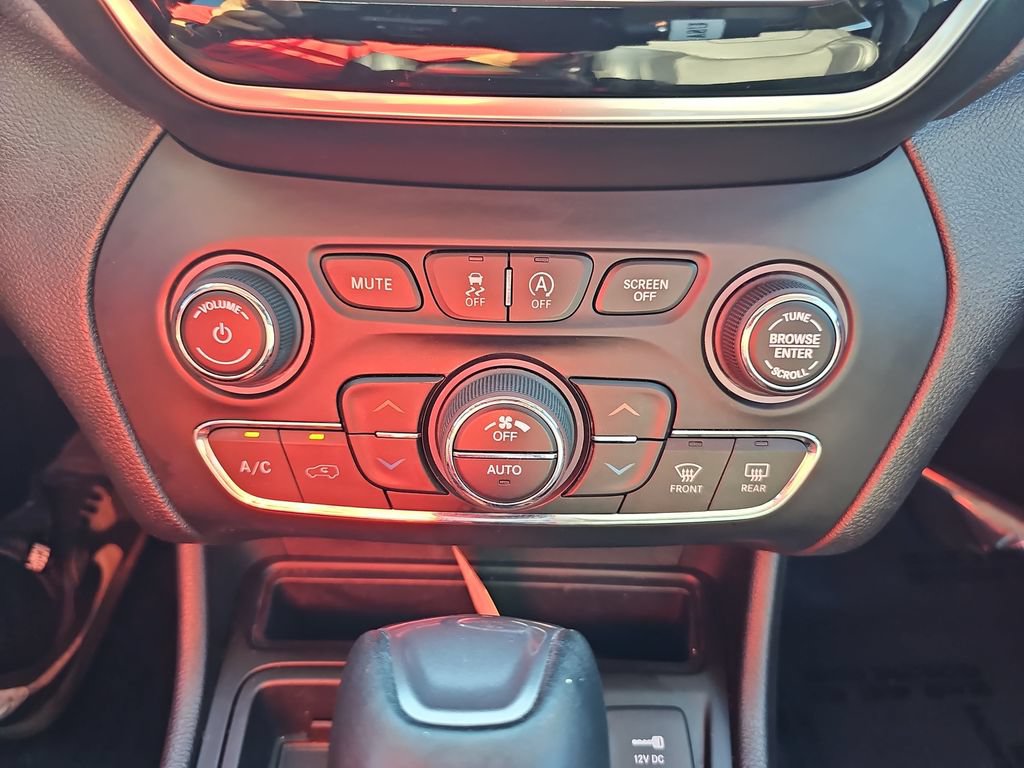 Used 2020 Jeep Cherokee Limited FWD image 24