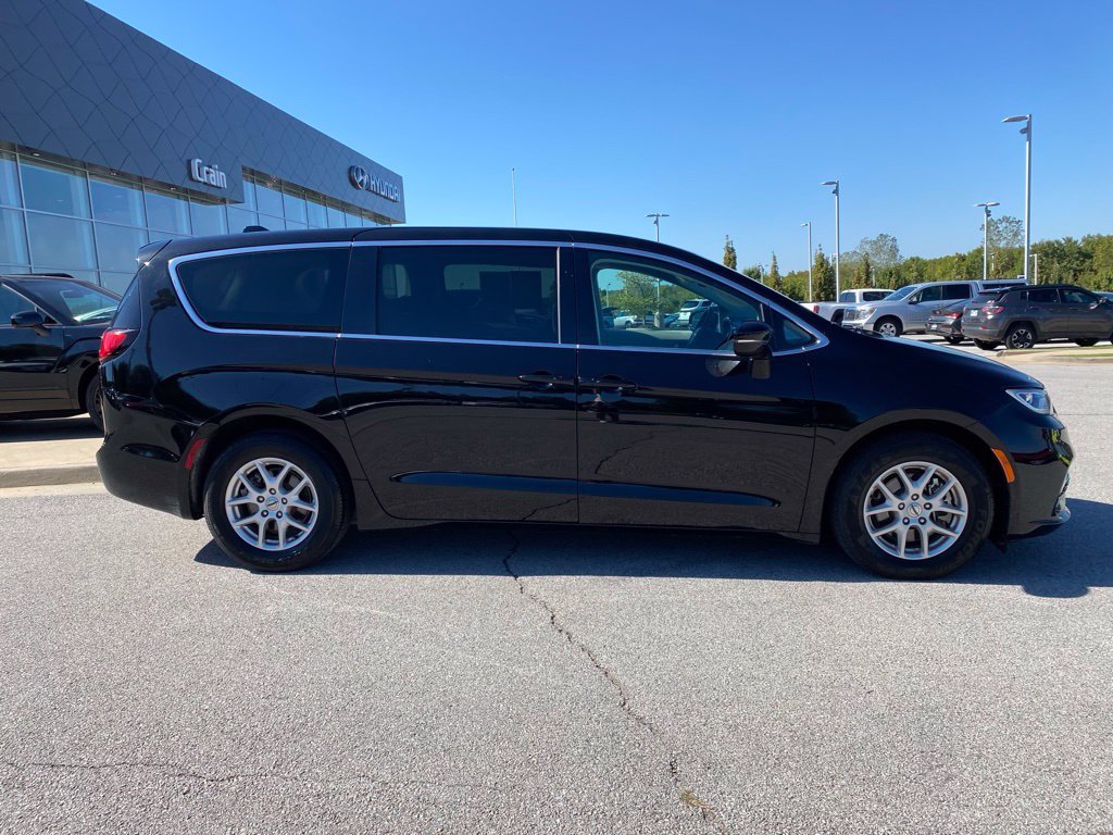 Used 2024 Chrysler Pacifica Touring-L FWD image 8