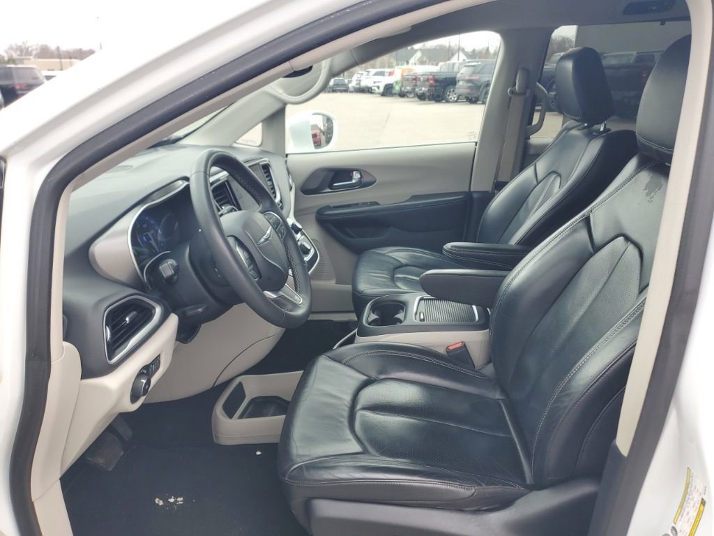 Used 2022 Chrysler Pacifica Touring-L FWD image 5