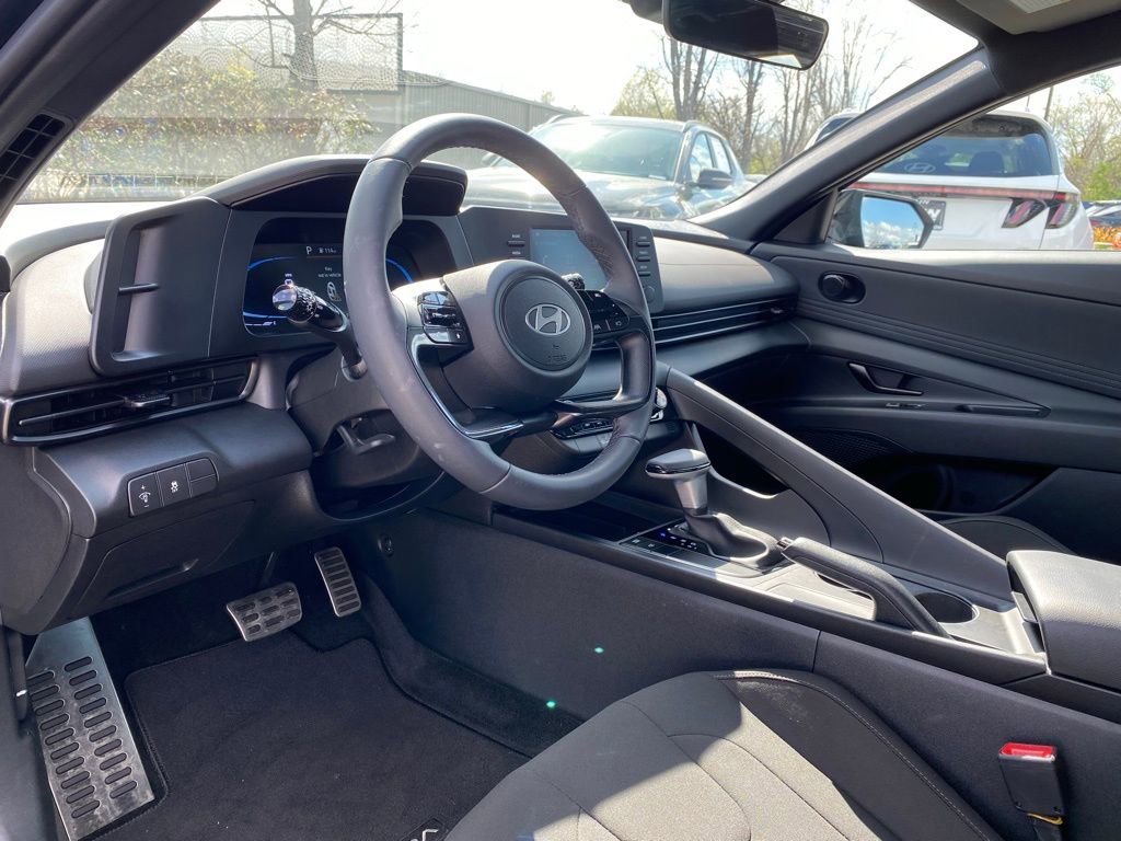 Used 2025 Hyundai Elantra Sport image 9